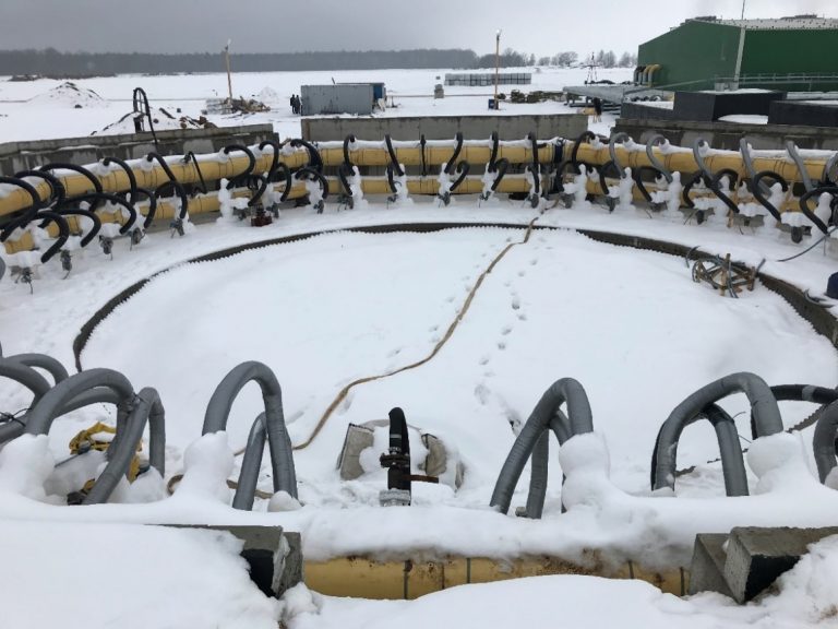 Gefrierarbeiten; Herstellung des Gefrierkörpers zum Teufen eines Schachtes für das Bergwerk Nezhinsky im Winter