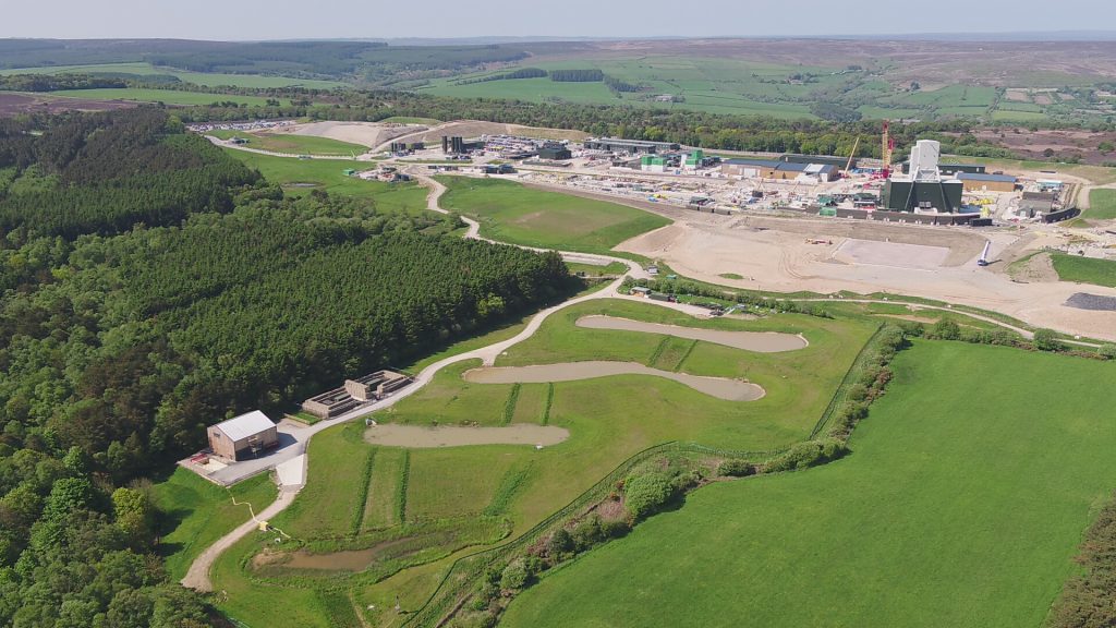 Drohnenaufnahme eines Waldes und Landschaft im Hintergrund Woodsmith Mine in North Yorkshire; UK