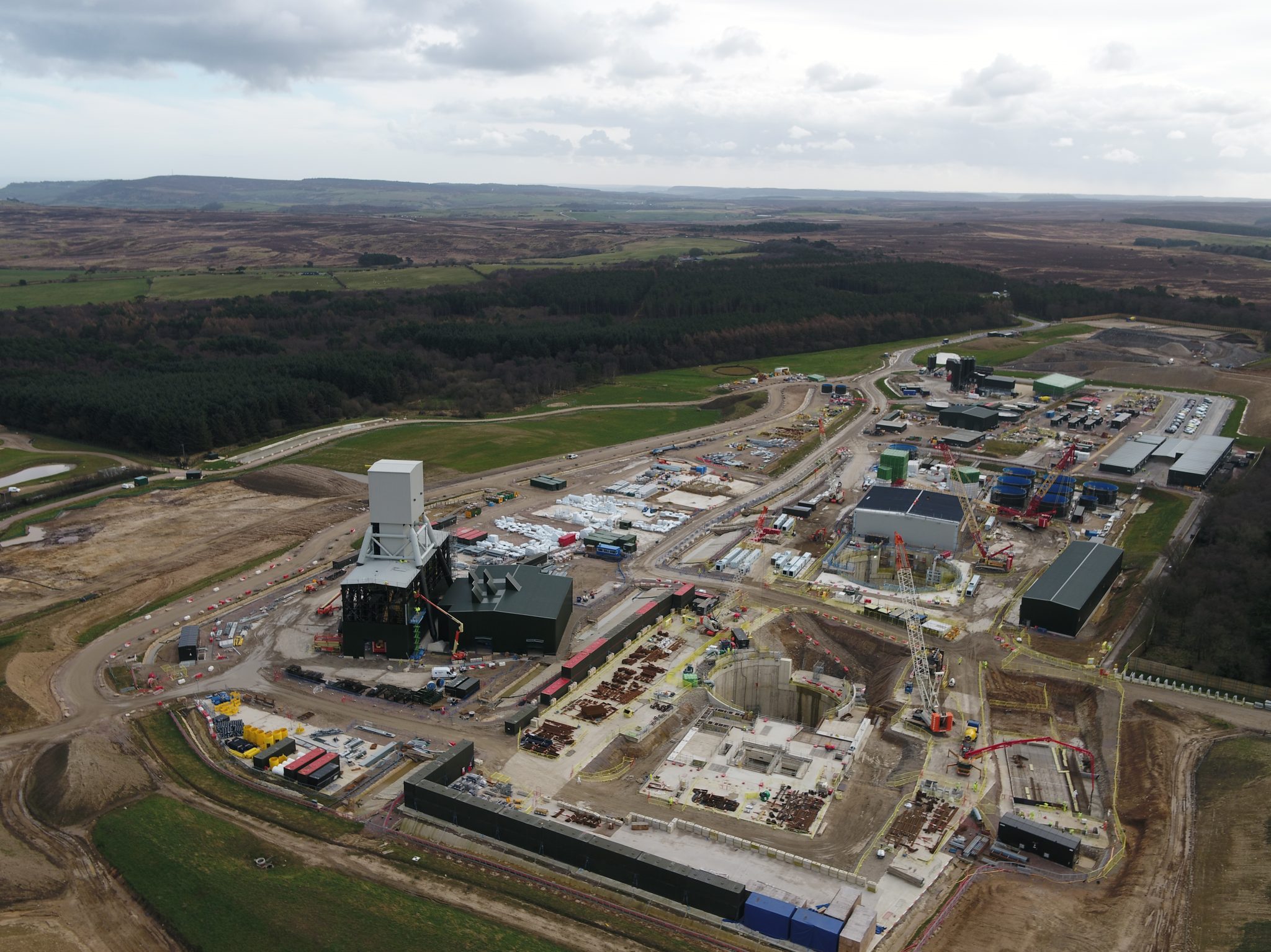 Drohnenaufnahme der Baustelle Woodmith Mine im Hintergrund Wald