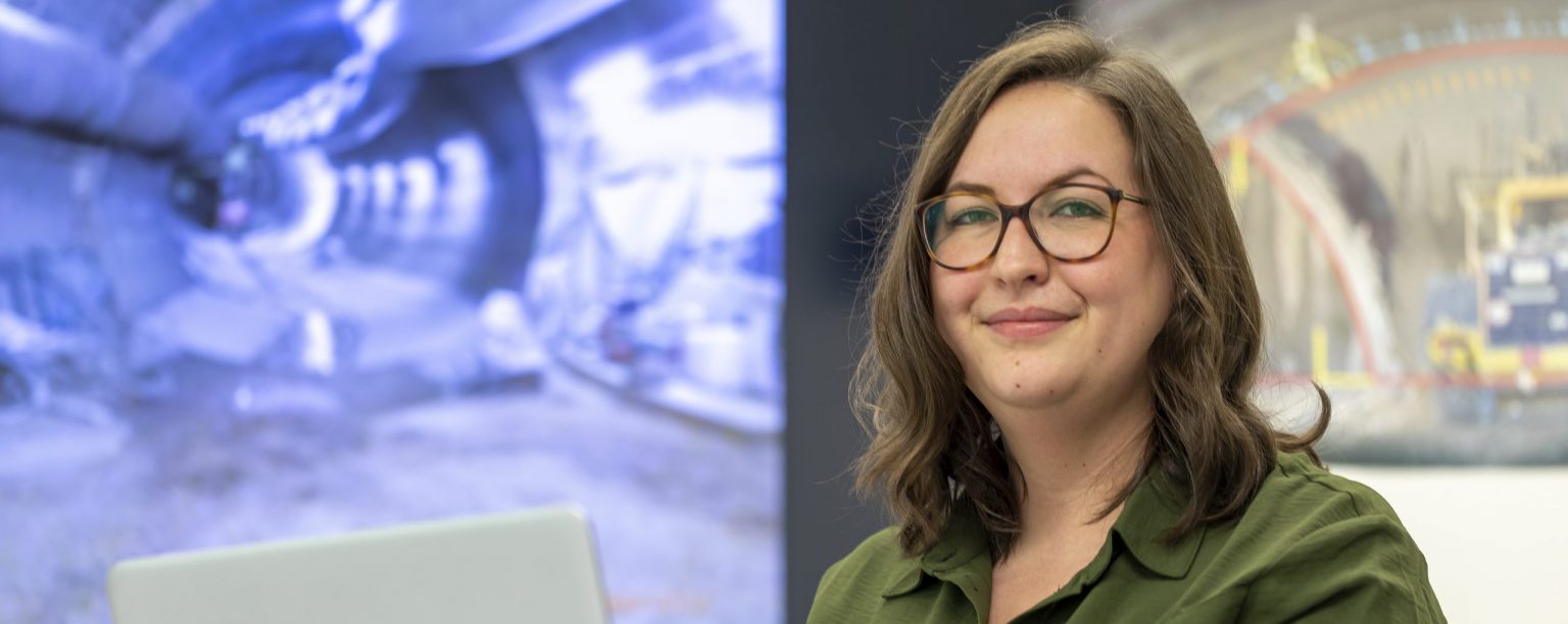 Mitarbeiterin Annika Dienstknecht bei der Arbeit im Büro an einem Laptop