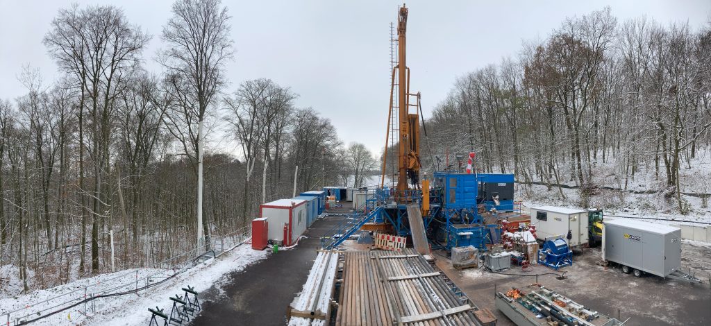 Ausschnitt des Asse 5 Bohrplatzes im Winter, Container auf der linken Seite und Rohrleitungen im Vordergrund