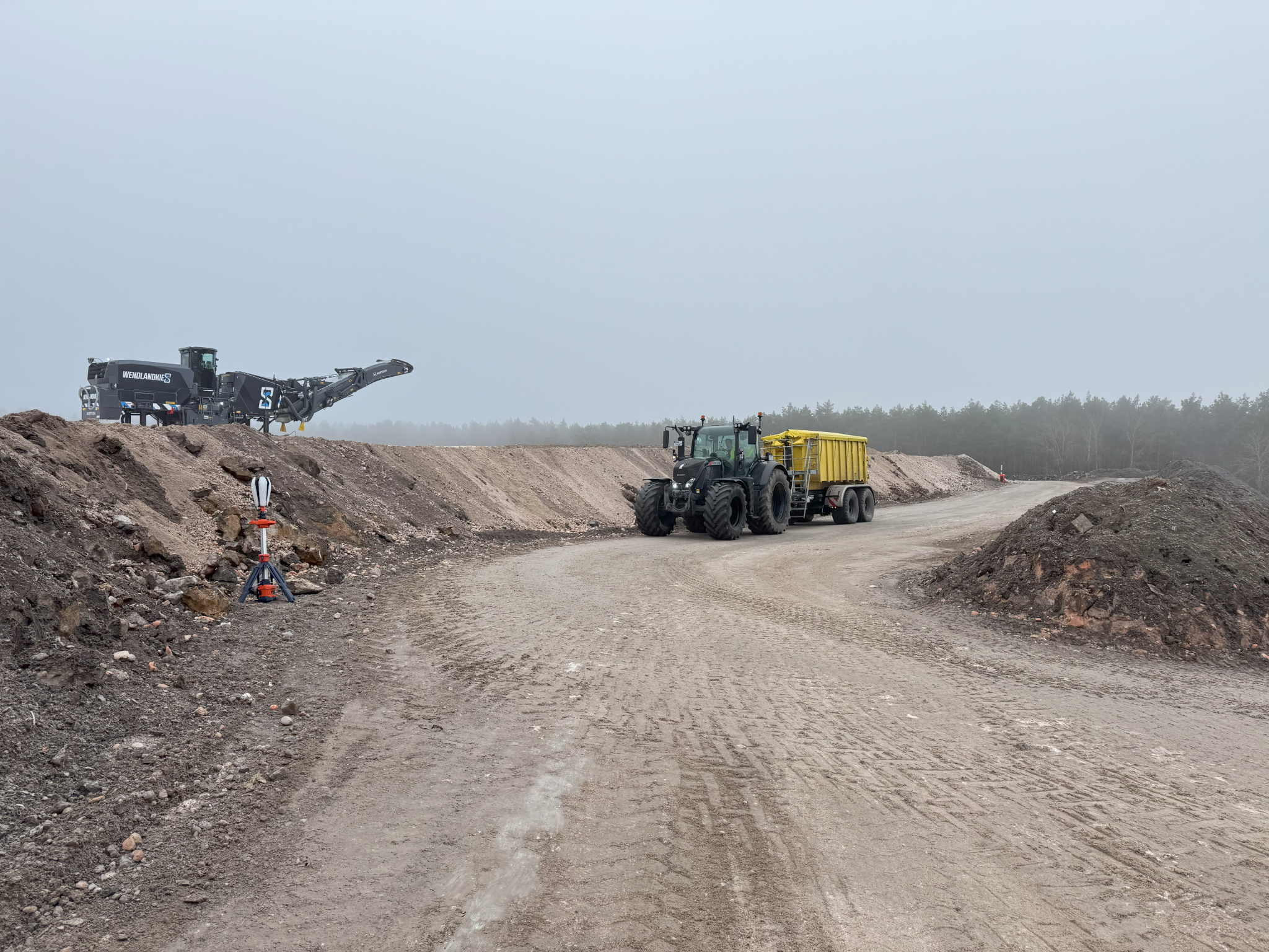Arbeiten auf der Halde für das Projekt Rückbau und Verfüllung des Erkundungsbergwerks Gorleben