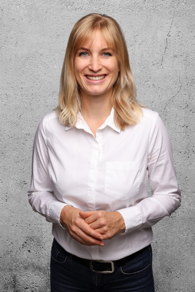 blonde junge Frau in weißer Langarmbluse